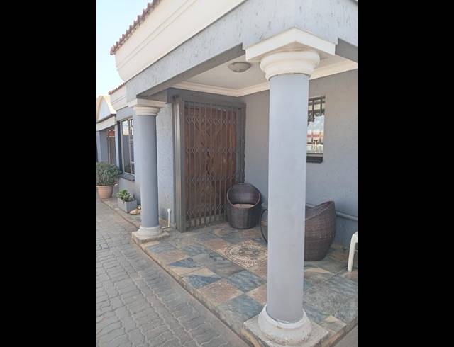 4 BEDROOM HOUSE FOR SALE IN PROTEA GLEN EXT